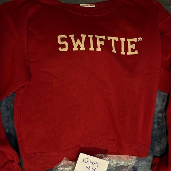 Taylor Swift SWIFTIE Official Crewneck Sweatshirt Sz XL Red Taylors Version - Picture 2 of 4